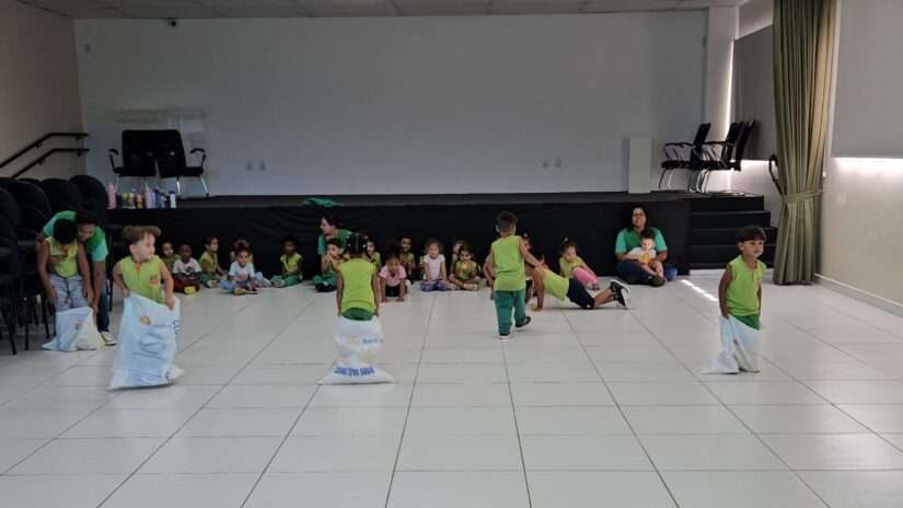 Maternais II vivenciam corrida do saco em momento especial de integração