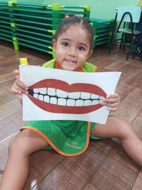 Maternal II C vivencia rotina de higiene com escovação e banho de forma lúdica