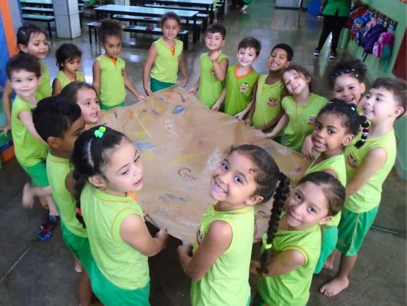 Etapa II B explora noções espaciais em atividade criativa com bambolês