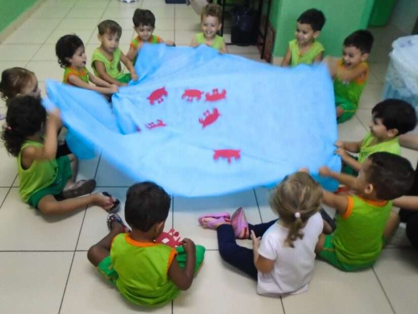 Maternal I A vivencia atividade lúdica de exploração e descoberta com “Encontrando o caranguejo”